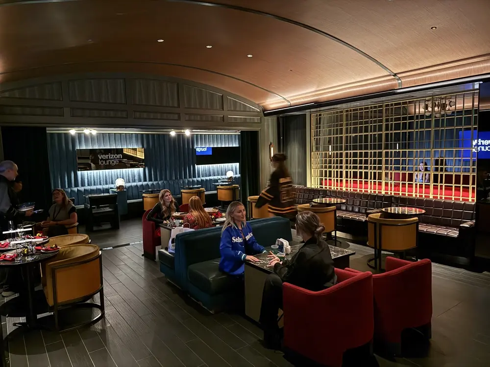 Verizon Lounge access included