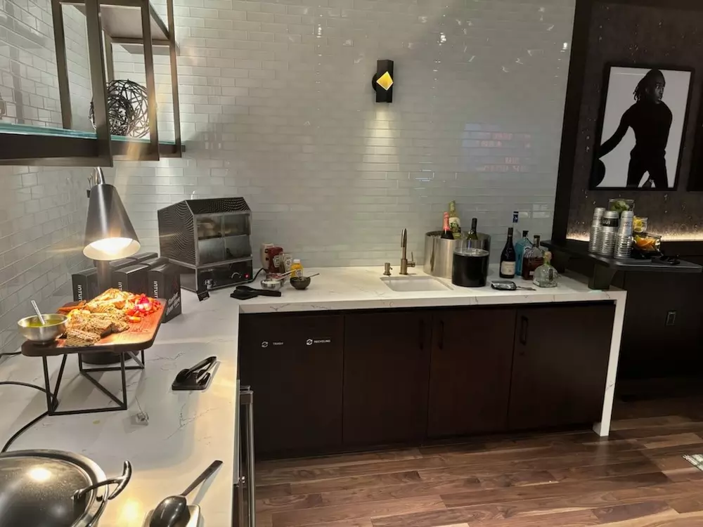 Most Bungalow Suites include food and beverage for Clippers games.